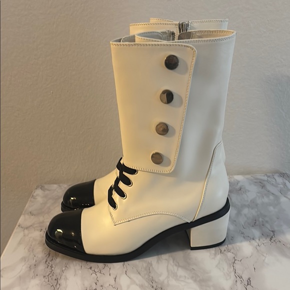 Chanel Boots Cream and Black - Picture 4 of 8